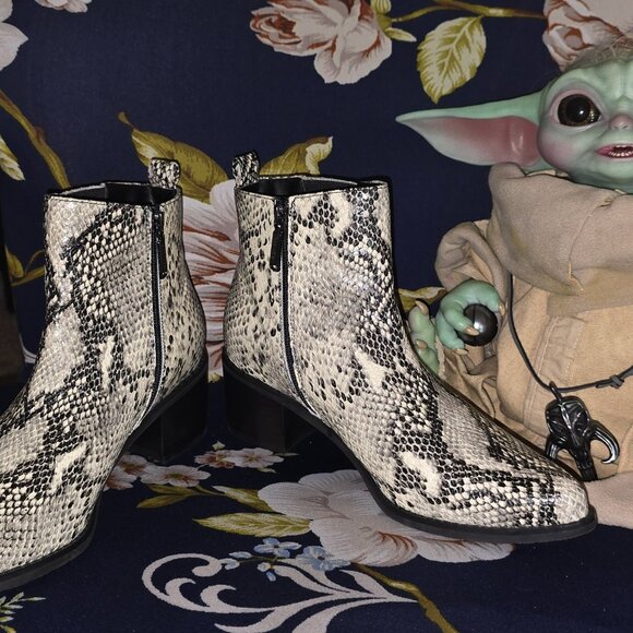 Blondo Elvina Waterproof Snake Embossed Chelsea Booties - women's size 10-11 - Picture 5 of 8